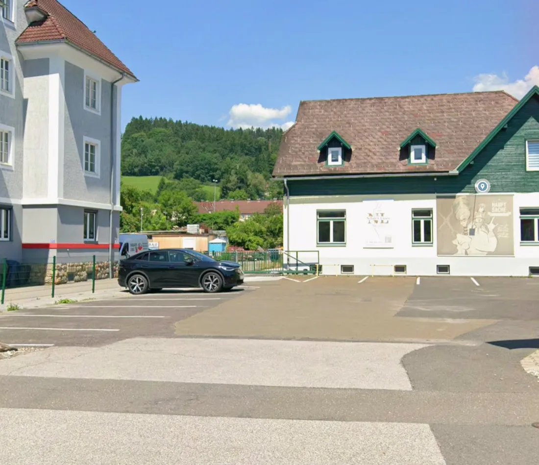 Das grüne Einfahrtstor in der Wiener Straße 59, durch das Sie in den Innenhof gelangen